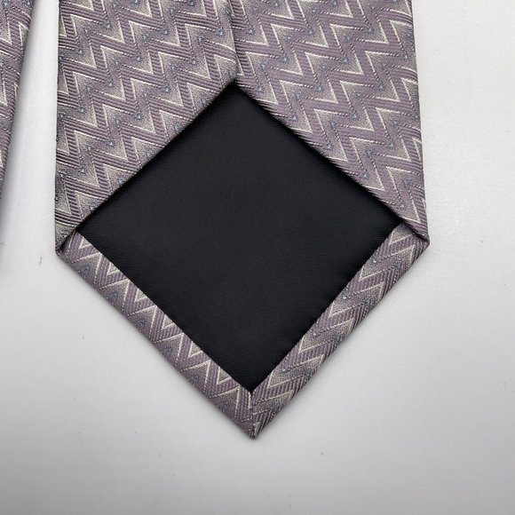 Van Heusen Men's 100% Silk Neck Tie ZigZag Pattern Silver Gray/Purplish Hues - Picture 4 of 5